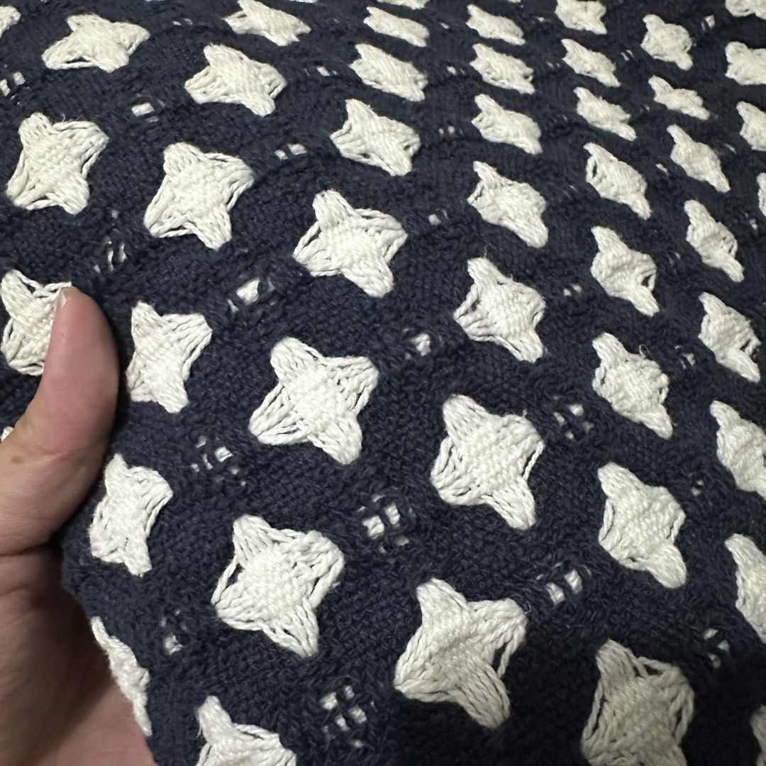 Single bed size cover bed blanket or sofa design (Category: Bedding & Towels) located in Kawit. Submitted by wevibevintage (Listing ID 1465930778, Image 2). Description: .