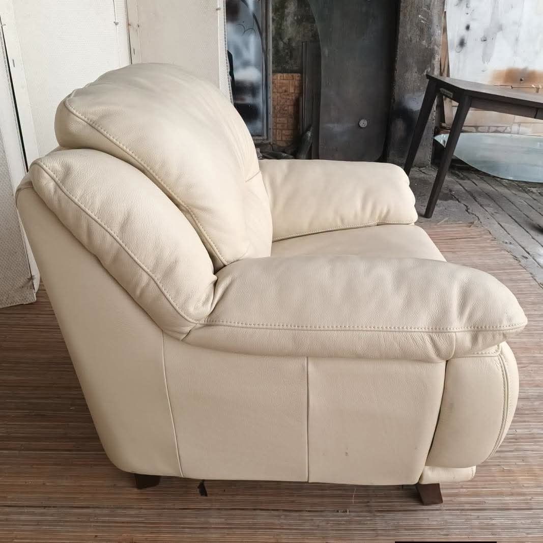 Single sofa (Category: Sofas) located in Meycauayan. Submitted by marygracecasimiro (Listing ID 1465916978, Image 3). Description: Big & Bulky Armchair Accent Single Sofa L40 x W35 x H18/35 Price: 7,500💚.