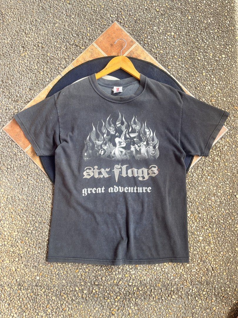 Six Flags Looney toons (Category: Tshirts & Polo Shirts ) located in Davao. Submitted by vnxcentt (Listing ID 1465884419, Image 2). Description: Six Flag (Looney Toons tee) 20 x 27 - Vintage Condition .