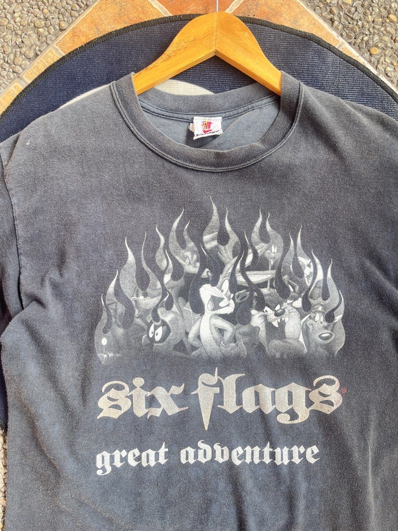 Six Flags Looney toons (Category: Tshirts & Polo Shirts ) located in Davao. Submitted by vnxcentt (Listing ID 1465884419, Image 3). Description: Six Flag (Looney Toons tee) 20 x 27 - Vintage Condition .