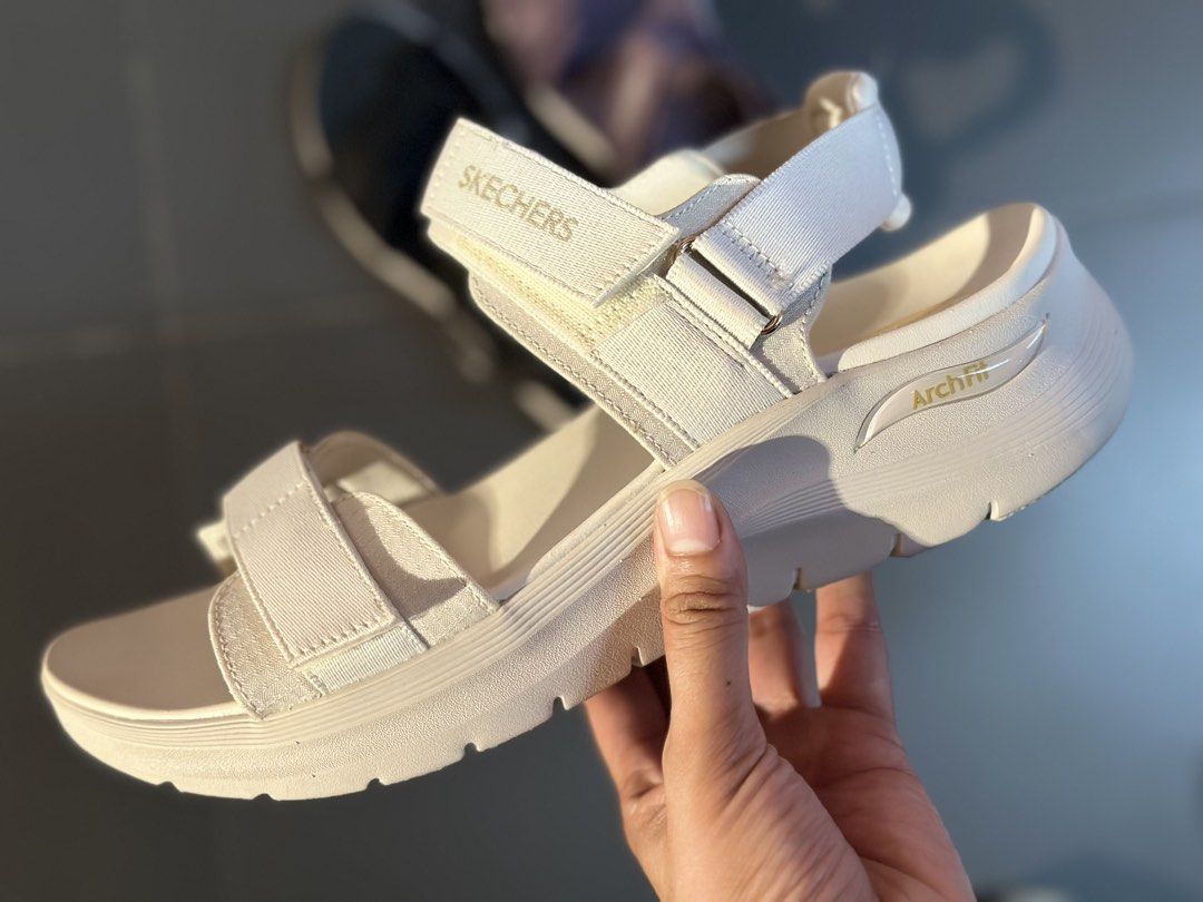 Skechers comfy sandals (Category: Sandals) located in Taguig. Submitted by anisa_sac (Listing ID 1465940419, Image 2). Description: .