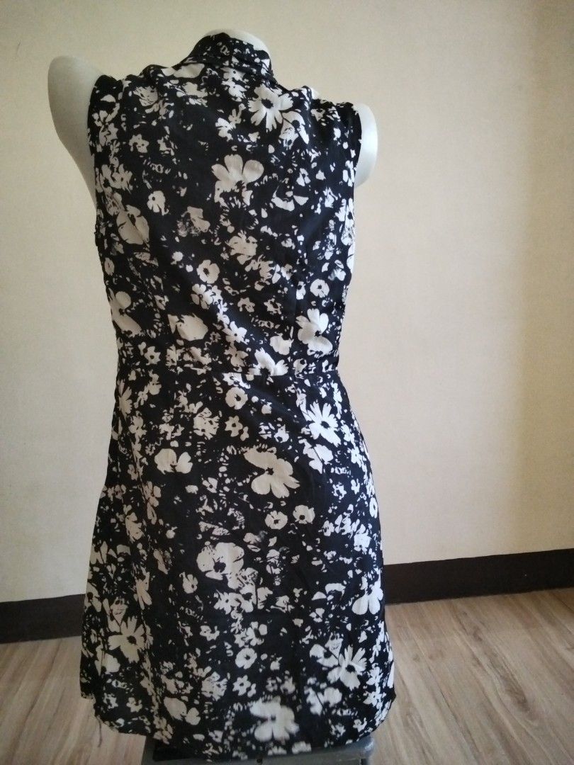 Sleeveless back dress striking white floral pattern (Category: Evening dresses & gowns) located in Calasiao. Submitted by alluringvenus.thriftshop (Listing ID 1465786112, Image 2). Description: very good condition like new never been used.
