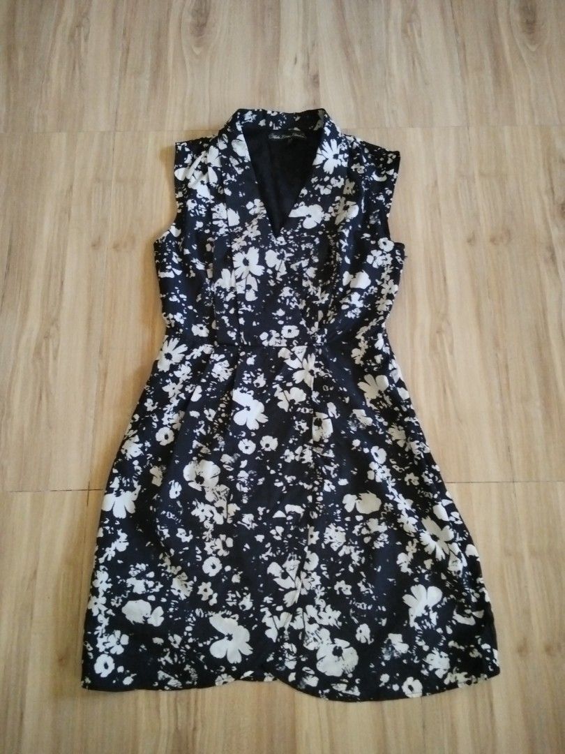 Sleeveless back dress striking white floral pattern (Category: Evening dresses & gowns) located in Calasiao. Submitted by alluringvenus.thriftshop (Listing ID 1465786112, Image 3). Description: very good condition like new never been used.