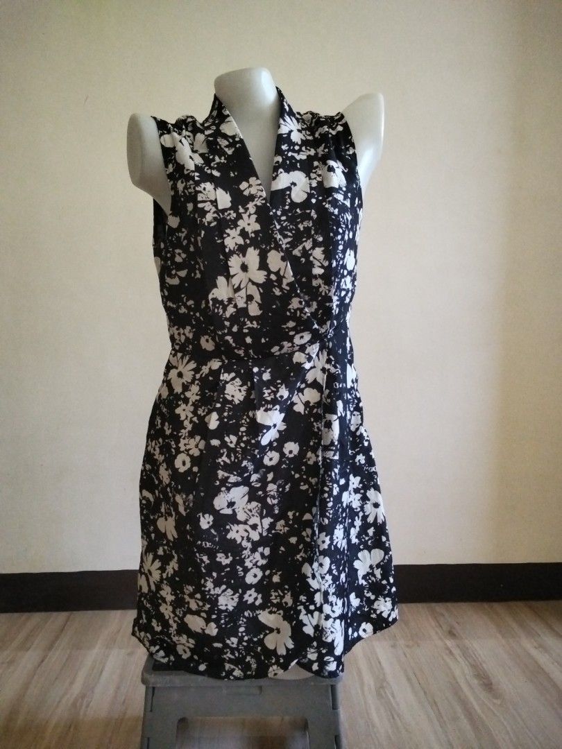 Sleeveless back dress striking white floral pattern (Category: Evening dresses & gowns) located in Calasiao. Submitted by alluringvenus.thriftshop (Listing ID 1465786112, Image 1). Description: very good condition like new never been used.