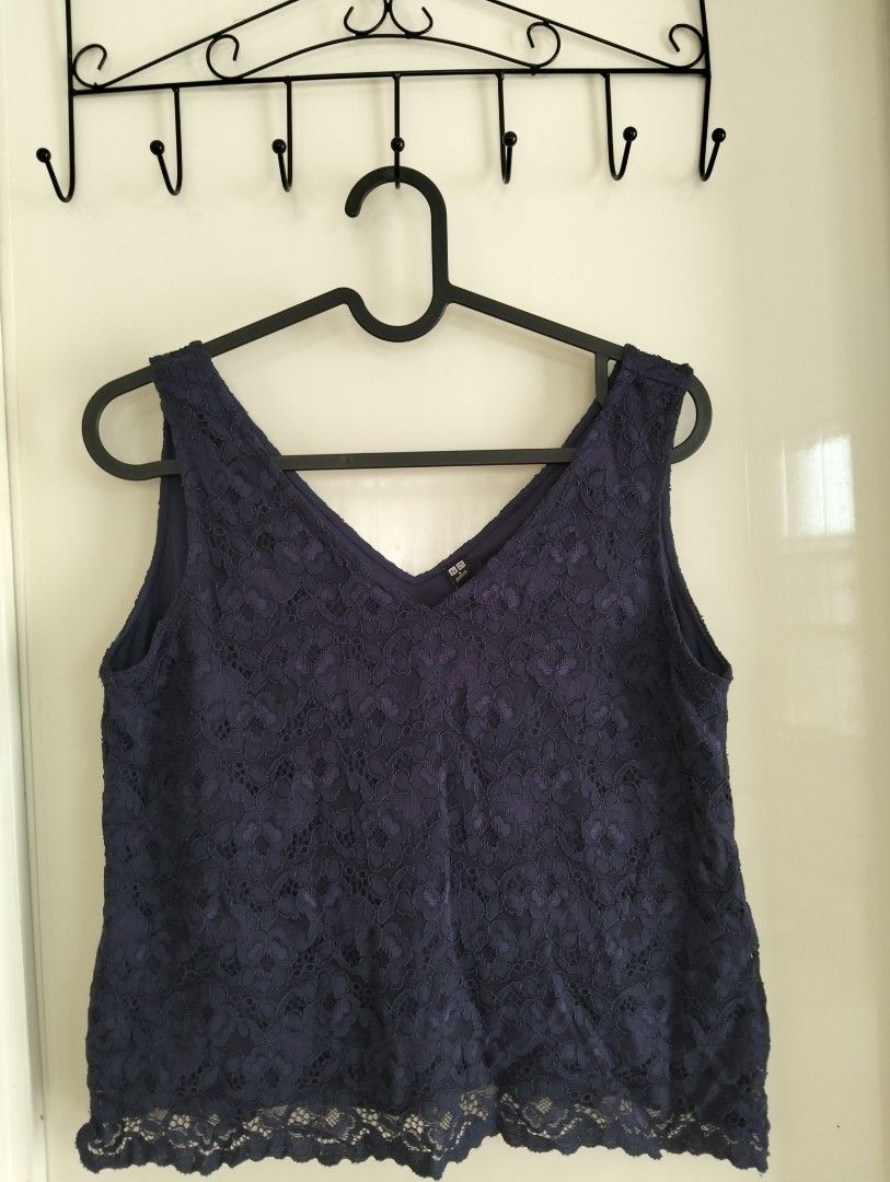 Sleeveless blouse (Category: Blouses) located in San Rafael. Submitted by carou02550 (Listing ID 1465767510, Image 1). Description: .