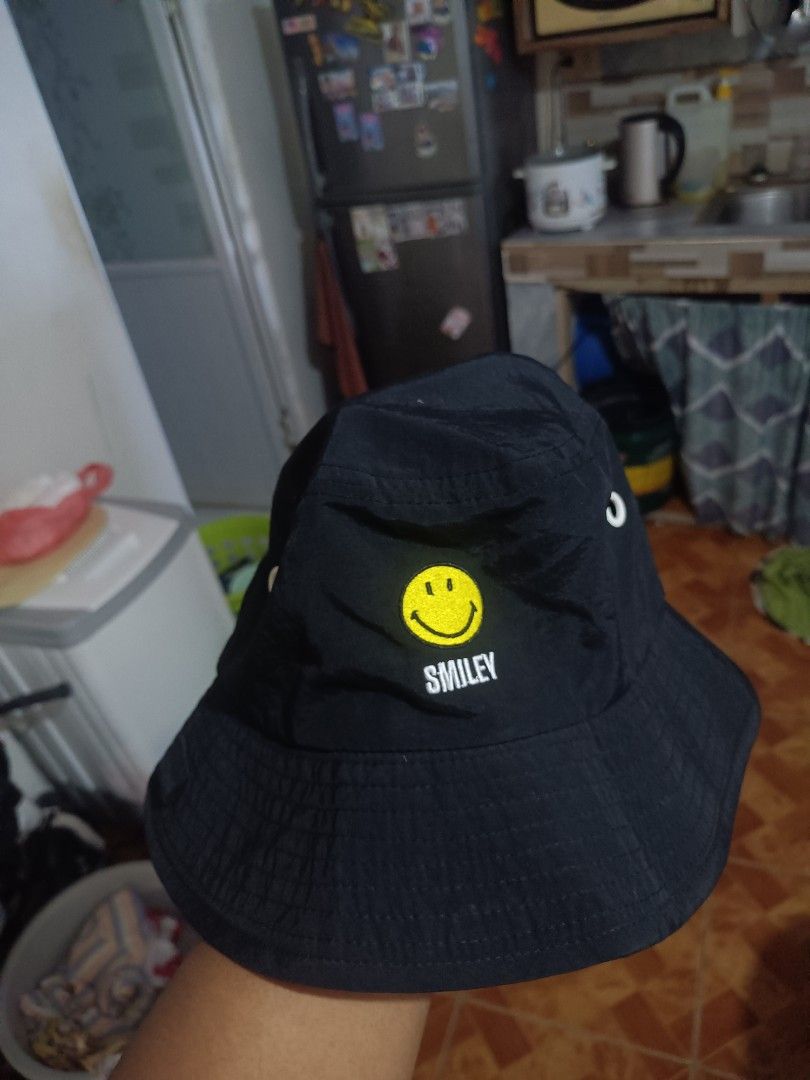 SMILEY BUCKET HAT AUTHENTIC LEGIT! (Category: Caps & Hats) located in Dagupan City. Submitted by barthrifttt (Listing ID 1465843558, Image 1). Description: NEGOTIABLE PA NAMAN MGA BOSSENG USAP NALANG.