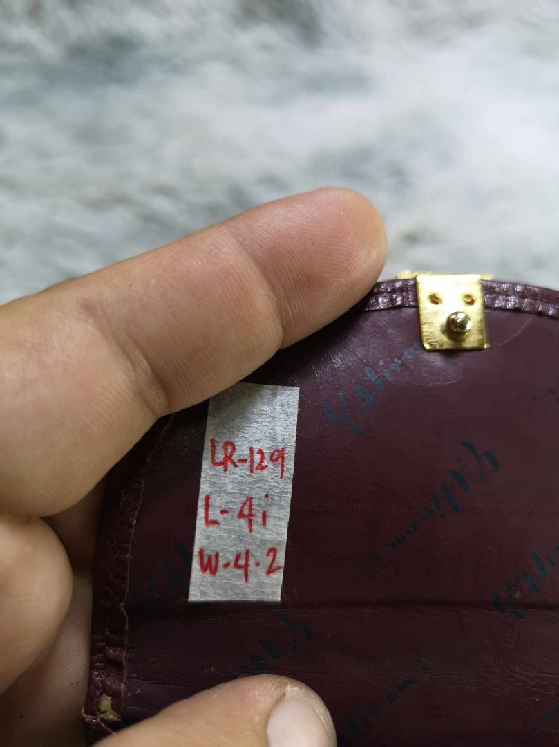 Snap Closure Compact Burgundy Leather Coin Purse (Category: Wallets & Card holders) located in Santa Cruz. Submitted by jmy_surplus.2 (Listing ID 1465891698, Image 2). Description: Size ; L - 4 W - 4.2 Color ; Burgundy Type ; Coin Purse Brand ; No brand Material ; Leather Style ; Burgundy Leather Coin Purse LR 129 JMY 5 Batch #224.