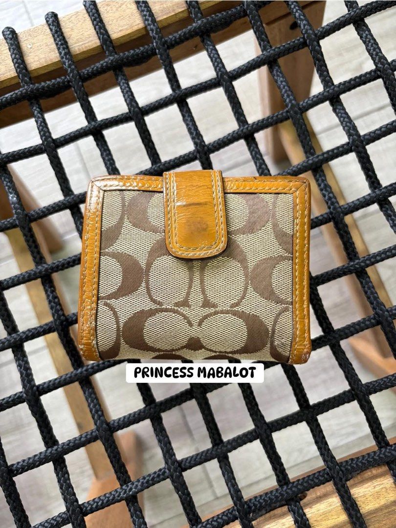 SOHO WALLET (Category: Luxury Bags & Wallets) located in Baguio. Submitted by thursdaygrind.ph (Listing ID 1465769463, Image 2). Description: With picture slot Visible signs of use (2nd pic).