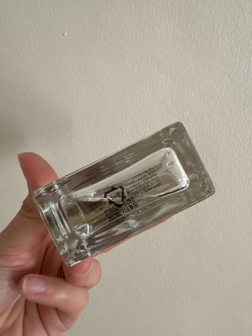 Soil to Soil Perfume (Category: Fragrance & Deodorants) located in Quezon City. Submitted by icecreammonster (Listing ID 1465830987, Image 3). Description: Soil to Soil Tea Collection Eau de perfume Bought in Korea Smell’s very floral, notes are: green tea, rose and amber 90% still left. .