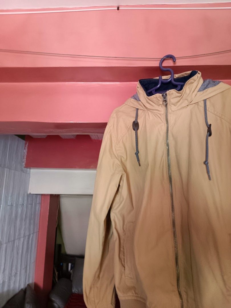 Springfield Tan Hooded Jacket Size M (Category: Coats, Jackets and Outerwear) located in Imus. Submitted by melgibsong24 (Listing ID 1465763906, Image 2). Description: - Brand: Springfield - Color: Tan with dark blue interior lining - Size: M (175/100A) - Design: Zip-up front with branded pull, metal logo tag, and adjustable collar drawstrings with toggles - Comfort: Ribbed cuffs and hem to block the wind - Condition: Excellent for everyday casua