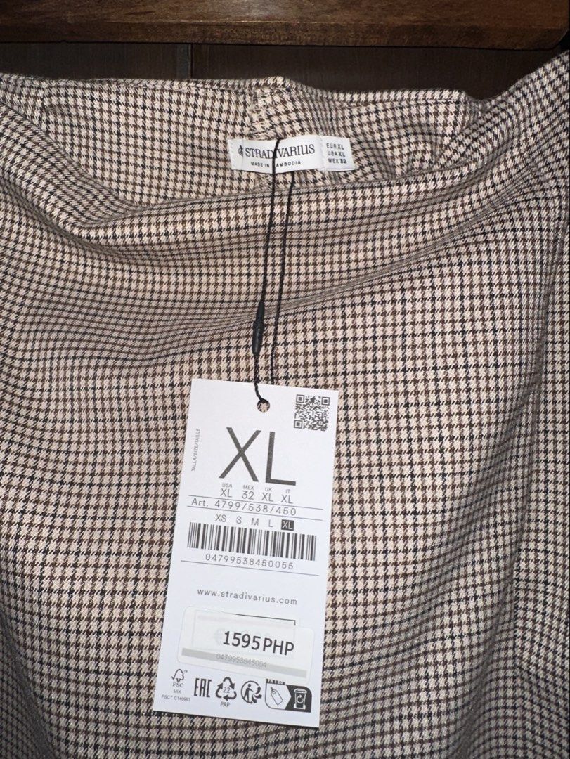 Stradivarius Houndstooth Skort Size XL (Category: Skirts) located in Muntinlupa City. Submitted by mikdecluttering (Listing ID 1465852311, Image 2). Description: - brand new (unworn) - with side zipper closure - skort length: 36cm - size: XL RFS: decluttering MOP: Metrobank, Gcash MOD: same day delivery (grab/lalamove) ‼️ - sf shouldered by buyer - Muntinlupa.