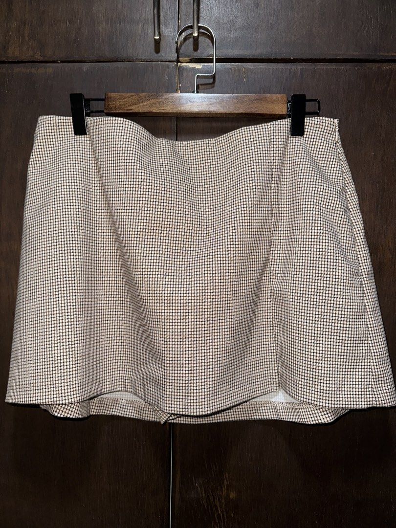 Stradivarius Houndstooth Skort Size XL (Category: Skirts) located in Muntinlupa City. Submitted by mikdecluttering (Listing ID 1465852311, Image 1). Description: - brand new (unworn) - with side zipper closure - skort length: 36cm - size: XL RFS: decluttering MOP: Metrobank, Gcash MOD: same day delivery (grab/lalamove) ‼️ - sf shouldered by buyer - Muntinlupa.