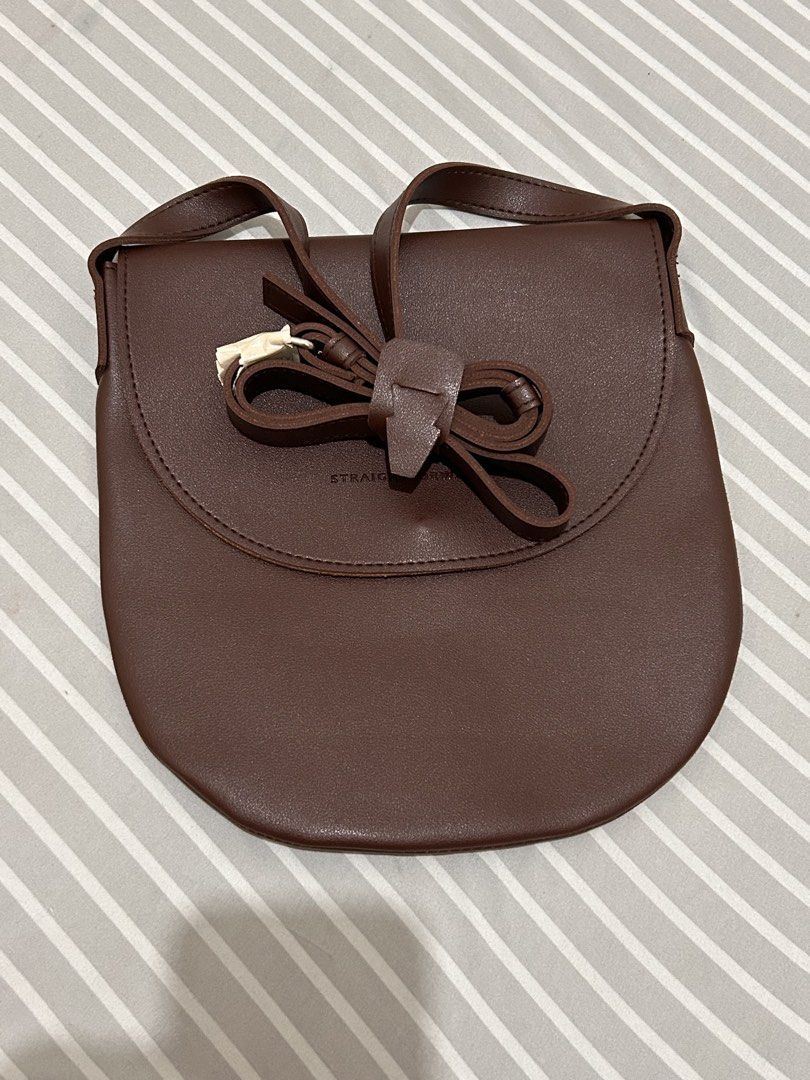 Straightforward (Category: Cross-body Bags) located in Pasig City. Submitted by krishnasingh2020 (Listing ID 1465940593, Image 1). Description: .