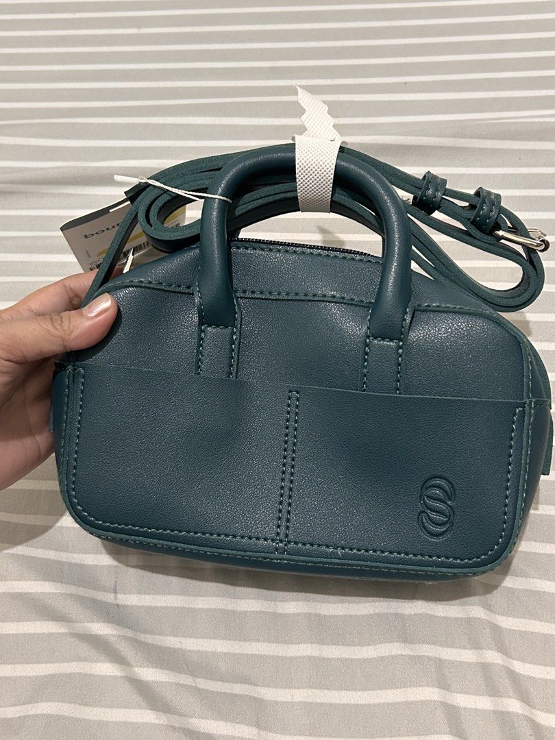 Straightforward sling (Category: Shoulder Bags) located in Pasig City. Submitted by krishnasingh2020 (Listing ID 1465940405, Image 1). Description: .