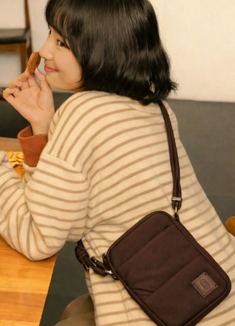 Straightfoward Bags (Category: Luxury Bags & Wallets) located in San Pedro. Submitted by maddyme08 (Listing ID 1465948219, Image 1). Description: straightforward bags on hand brand new.