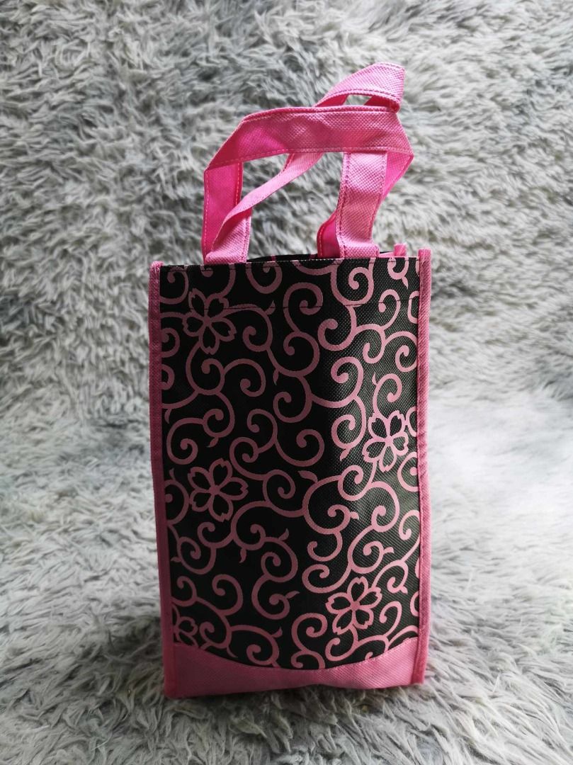Striking Pink & Black Floral Scroll Pattern Small Vertical Tote Bag (Category: Tote Bags) located in Santa Cruz. Submitted by jmy_surplus.2 (Listing ID 1465890576, Image 1). Description: Size ; L - 12 W - 7.6 Color ; Pink & Black Type ; Tote Bag Brand ; No brand Material ; Synthetic Style ; Vertical Floral Pattern Small Tote Bag LR 129 JMY 5 Batch #224.