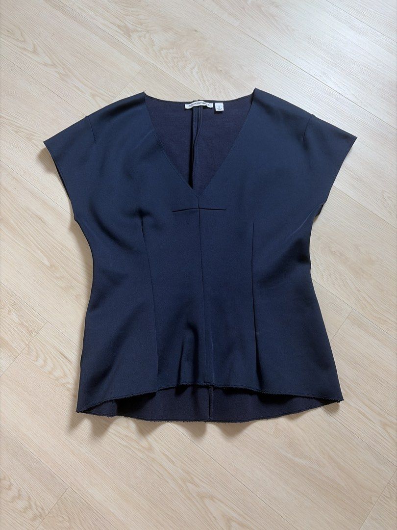 Structured Blouse (Category: Blouses) located in Singapore. Submitted by siberry (Listing ID 1465840765, Image 1). Description: Ptp 18” Length 23” Structured neoprene material No trades no negos no fussies no further measurements, just trying to clear Mailing can be combined for 2 items.