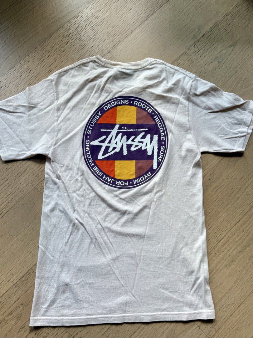 Stüssy reggae 經典圖案短袖T恤 （分類：T-shirt、恤衫、有領衫）位於 Hong Kong。 由 johnchong123 提交（商品編號 1465764110，圖片 1）。簡介： Stüssy 短袖T恤，米白色。胸口同背面都有招牌大Logo圖案，街頭味濃。墨西哥製造，100%純棉，質地舒服。Size S，男女都著得，易襯衫。。