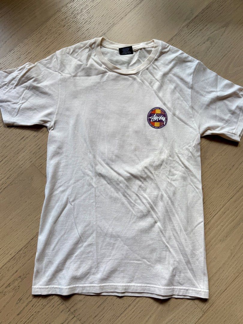 Stüssy reggae 經典圖案短袖T恤 （分類：T-shirt、恤衫、有領衫）位於 Hong Kong。 由 johnchong123 提交（商品編號 1465764110，圖片 2）。簡介： Stüssy 短袖T恤，米白色。胸口同背面都有招牌大Logo圖案，街頭味濃。墨西哥製造，100%純棉，質地舒服。Size S，男女都著得，易襯衫。。