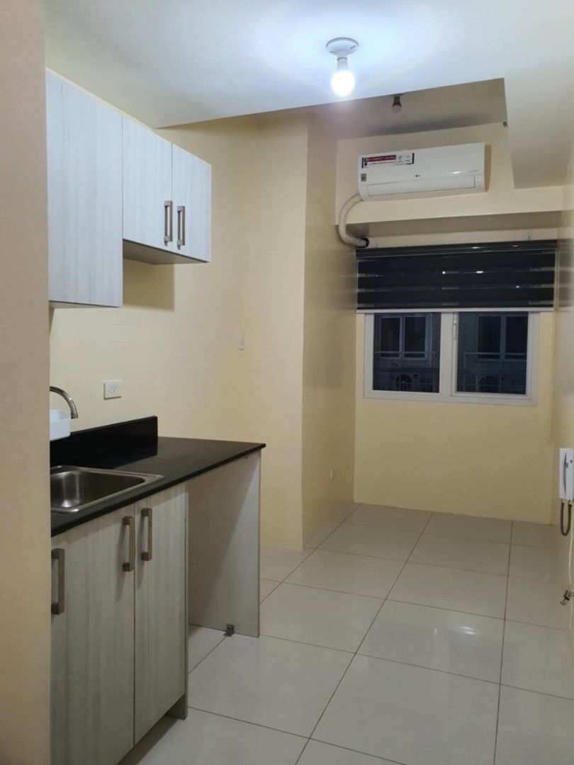 Studio Type Condo beside La Salle Taft (Category: Apartments & Condos) located in Makati City. Submitted by mccuachon (Listing ID 1465921259, Image 2). Description: Semi furnished - aircon with remote - electric cooktop with range hood - water heater shower - window blinds - fire extinguisher - intercom.
