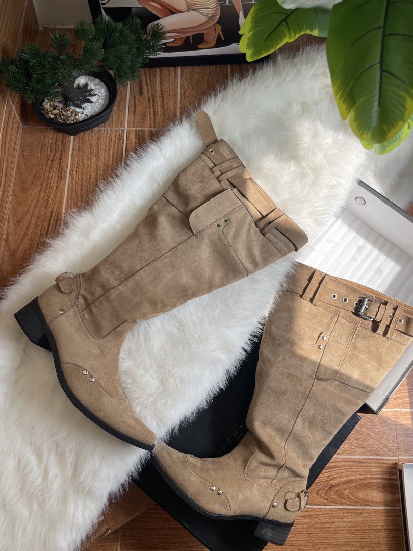 Suede Knee-High Boots (Category: Boots) located in Bulacan. Submitted by johnivanqu27099 (Listing ID 1465775990, Image 3). Description: Suede Knee-High Boots | EU 39 A stylish statement piece for casual outfits, concert looks, and weekend fits. Perfect to pair with dresses, skirts, shorts, or denim for an effortlessly stylish look. • Size: EU 39 / 24.5 cm • Material: Suede • Condition: Brand New • Complete with original box • Price: ₱1999 PM for 