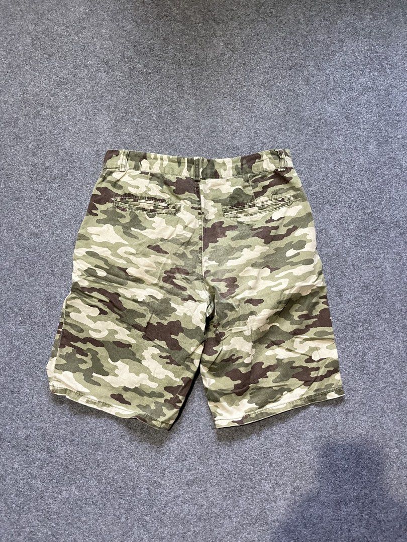 Supreme camouflage short (Category: Earphones) located in Lapu Lapu. Submitted by jhonrener41426 (Listing ID 1462885019, Image 2). Description: Size 30 Length-19.5 Leg opening-10.5 Good condition Color rate 9.5/10 Complete tags Issue last pic .