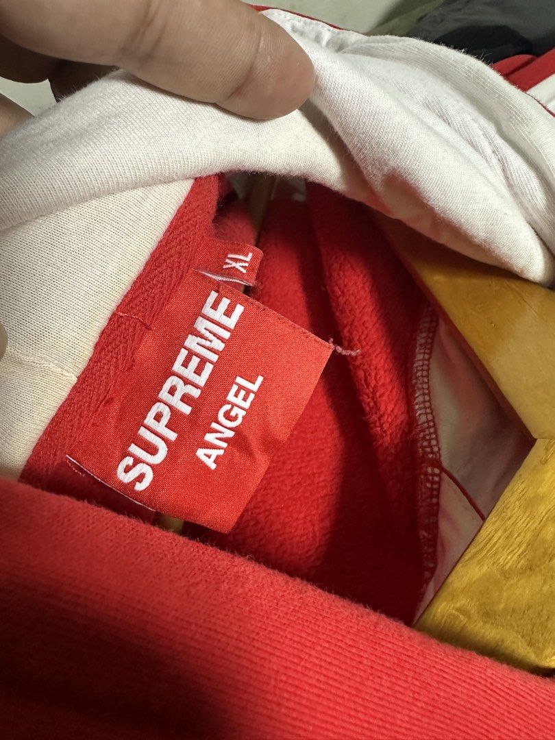 Supreme side script hoodie (Category: Luxury Apparel) located in Bulacan. Submitted by thrifttripbulacan (Listing ID 1465905354, Image 3). Description: Dimes : 24.5/29 Issue yellow stain in the innerhood need wash.