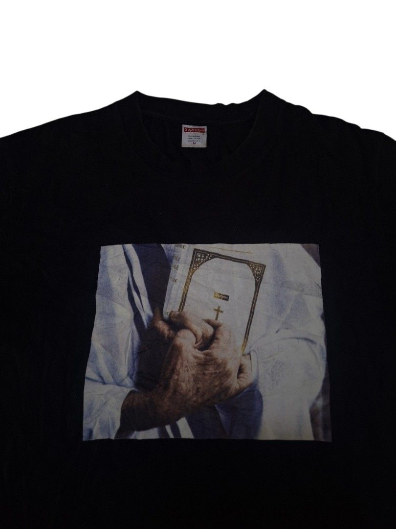 Supreme Week 7 Bible Tee Black Size M (Category: Tshirts & Polo Shirts ) located in General Santos City (Dadiangas). Submitted by Abu_israfeel_arisha_shareen (Listing ID 1465823459, Image 3). Description: - Brand: Supreme - Item: Bible Tee - Color: Black - Size: Medium - Material: 100% pre-shrunk cotton (Made in USA) - Design: Bold graphic print of hands holding a holy book on the chest - Details: Classic red box logo tag on the collar - Conditio