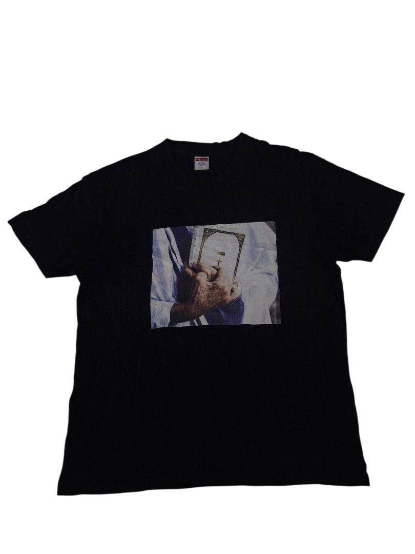 Supreme Week 7 Bible Tee Black Size M (Category: Tshirts & Polo Shirts ) located in General Santos City (Dadiangas). Submitted by Abu_israfeel_arisha_shareen (Listing ID 1465823459, Image 2). Description: - Brand: Supreme - Item: Bible Tee - Color: Black - Size: Medium - Material: 100% pre-shrunk cotton (Made in USA) - Design: Bold graphic print of hands holding a holy book on the chest - Details: Classic red box logo tag on the collar - Conditio