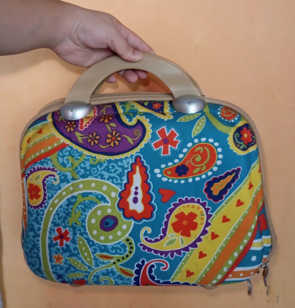 Sydney love hard case cosmetic bag (Category: Purses & Pouches) located in Pototan. Submitted by mgnmay (Listing ID 1465843569, Image 1). Description: .