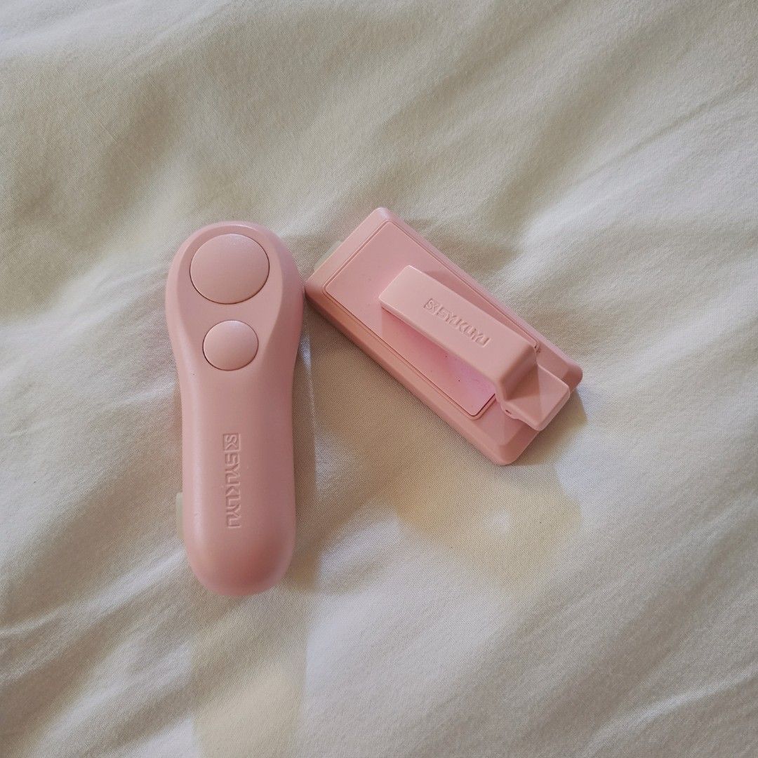 Syukuyu bluetooth page turner for ereaders (Pink) (Category: Other Mobile & Gadget Accessories) located in Quezon City. Submitted by akagenoanne (Listing ID 1465827621, Image 2). Description: For sale Syukuyu bluetooth page turner in pink like new condition 850 php, last price already posted SF c/o buyer. location: Novaliches Quezon city RFS: seldom used.