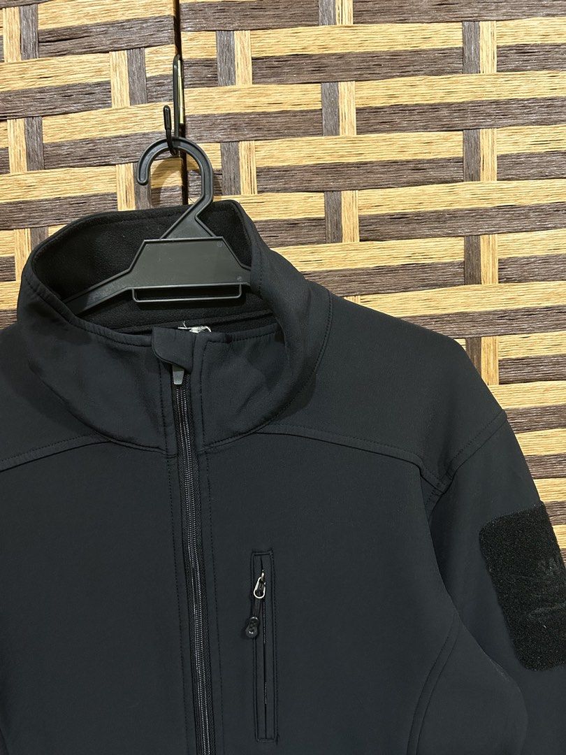 TACTICAL SOFTSHELL JACKET (Category: Coats, Jackets and Outerwear) located in Kota Bharu. Submitted by brandthriftoutdoor_ (Listing ID 1465784295, Image 2). Description: TACTICAL SOFTSHELL JACKET Manual Sizing : Pit - 22” Length - 28” size tag : ND(prefered M-L) Condition : 9.5/10 -kain pertengahan texture lembut sedap pakai✅ -ringger cun✅ -zip lancar✅ -bebas faded, scratch✅ -warna hitam masih intense✅ HARGA : RM30.00 dfod/ post +RM7 sahaja BERMI