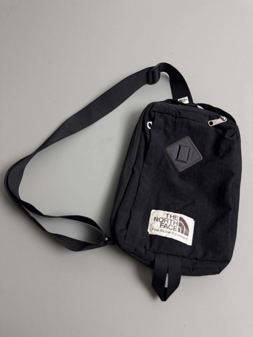 THE NORTH FACE (Category: Sling Bags) located in Guagua. Submitted by sweetboyy (Listing ID 1465764484, Image 2). Description: THE NORTH FACE BERKELEY FIELD BAG IN BLACK.