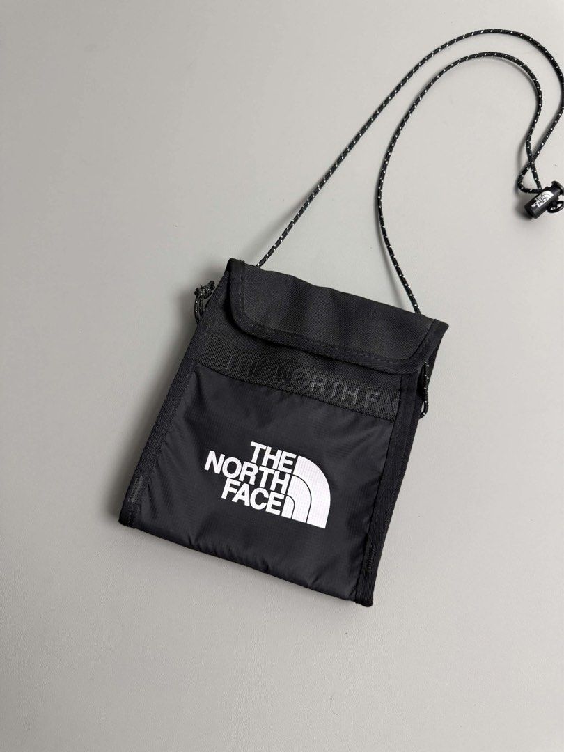 THE NORTH FACE BOZER NECK POUCH (Category: Sling Bags) located in Guagua. Submitted by sweetboyy (Listing ID 1465764349, Image 2). Description: THE NORTH FACE BOZER NECK POUCH.
