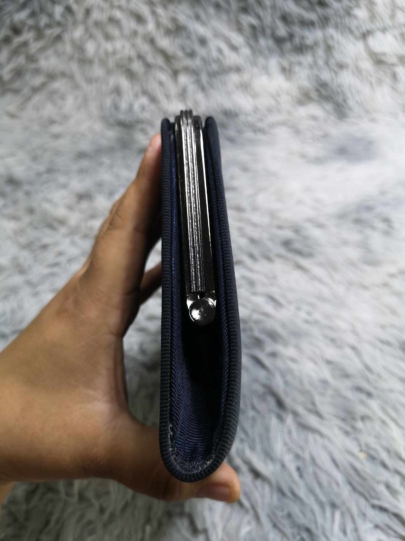 Thin Metal Chain Strap Formal Clutch Bag (Category: Clutches) located in Santa Cruz. Submitted by jmy_surplus.2 (Listing ID 1465887163, Image 2). Description: Size ; L - 5.6 W - 9 Color ; Black Type ; Clutch bag Brand ; No brand Material ; Nylon Style ; Black Kiss Lock Clutch Bag LR 129 JMY 5 Batch #224.