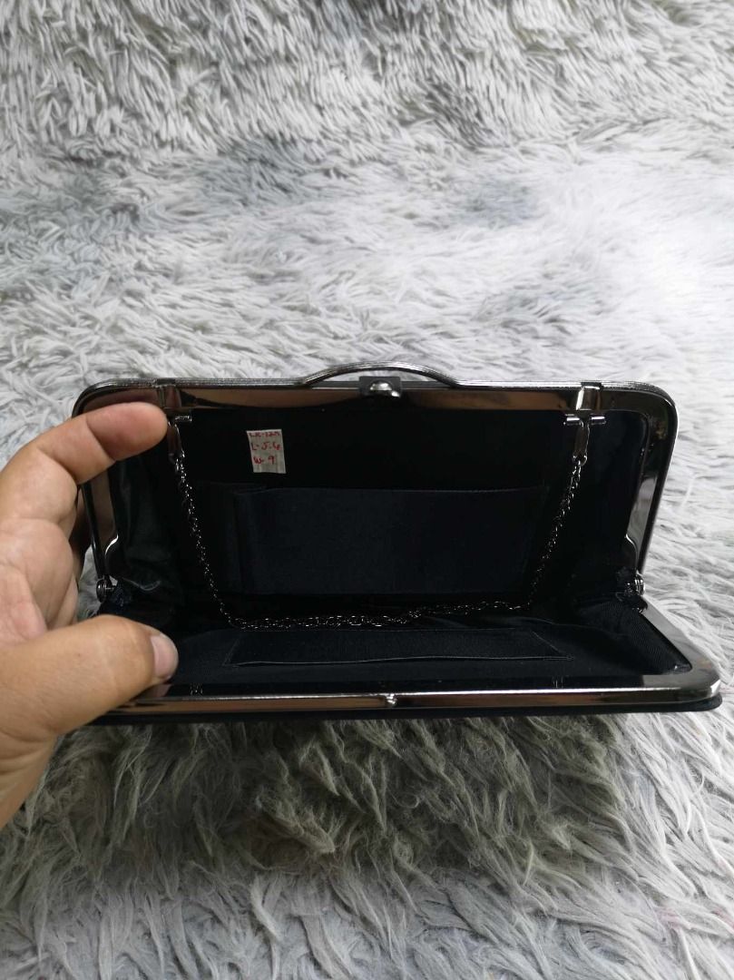 Thin Metal Chain Strap Formal Clutch Bag (Category: Clutches) located in Santa Cruz. Submitted by jmy_surplus.2 (Listing ID 1465887163, Image 3). Description: Size ; L - 5.6 W - 9 Color ; Black Type ; Clutch bag Brand ; No brand Material ; Nylon Style ; Black Kiss Lock Clutch Bag LR 129 JMY 5 Batch #224.