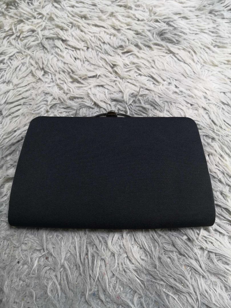 Thin Metal Chain Strap Formal Clutch Bag (Category: Clutches) located in Santa Cruz. Submitted by jmy_surplus.2 (Listing ID 1465887163, Image 1). Description: Size ; L - 5.6 W - 9 Color ; Black Type ; Clutch bag Brand ; No brand Material ; Nylon Style ; Black Kiss Lock Clutch Bag LR 129 JMY 5 Batch #224.