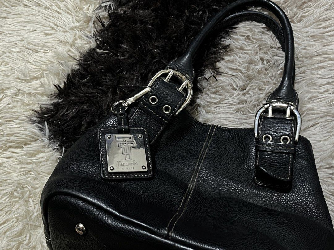Black Leather Bag (Category: Luxury Bags & Wallets) located in Manila. Submitted by strwb.clo (Listing ID 1465882798, Image 2). Description: ‼️ READ FIRST BEFORE BUYING ‼️ SISSSYYY, Hard to let go ko ‘tong bag na ‘to 🥹 Super ganda pang-alis jusq! Note: Please manage your expectations since, this is a PRELOVED bag. Brand: Tignanello (Est. 1989) legit galing pa ‘tong U.S (can send pictures in dms, for more details. Material: Premium black pebble l