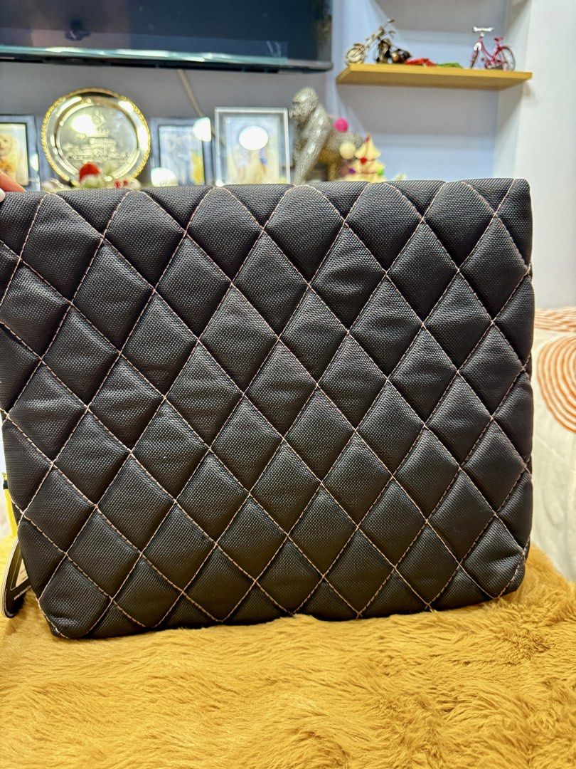 Timbuk2 Quilted Laptop Sleeve Computer Case Black (Category: Laptop Bags & Sleeves) located in Alaminos. Submitted by jhean1323 (Listing ID 1465820358, Image 2). Description: Timbuk2 quilted computer sleeve in black with contrast stitching. Flap closure with Velcro strap. Soft purple corduroy interior lining protects against scratches. 360-degree padding throughout. Original tags still attached..