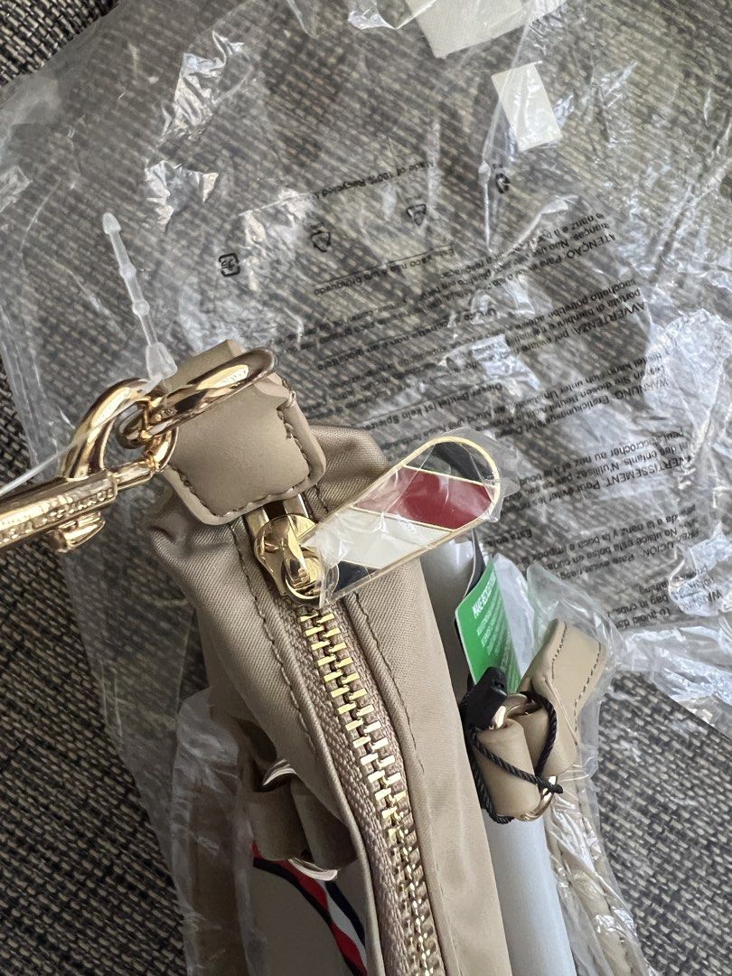 Tommy Hilfiger (Category: Cross-body Bags) located in Cainta. Submitted by vrenaussiegoods (Listing ID 1465764002, Image 3). Description: .