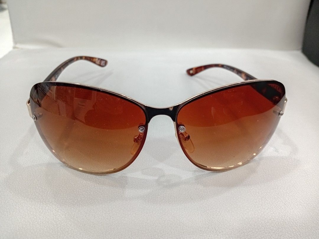TOMMY HILFIGER SUNGLASS (Category: Sunglasses & Eyewear) located in Quezon City. Submitted by raynapucao (Listing ID 1465823861, Image 1). Description: Selling for a friend Rimless Sunglass(Back Screw type) Brown Gradient lens Metal Gold Frame (Front) Tortoise Plastic Temple Note: without original case but can provide generic case and wiper. SF will shoulder by the buyer..