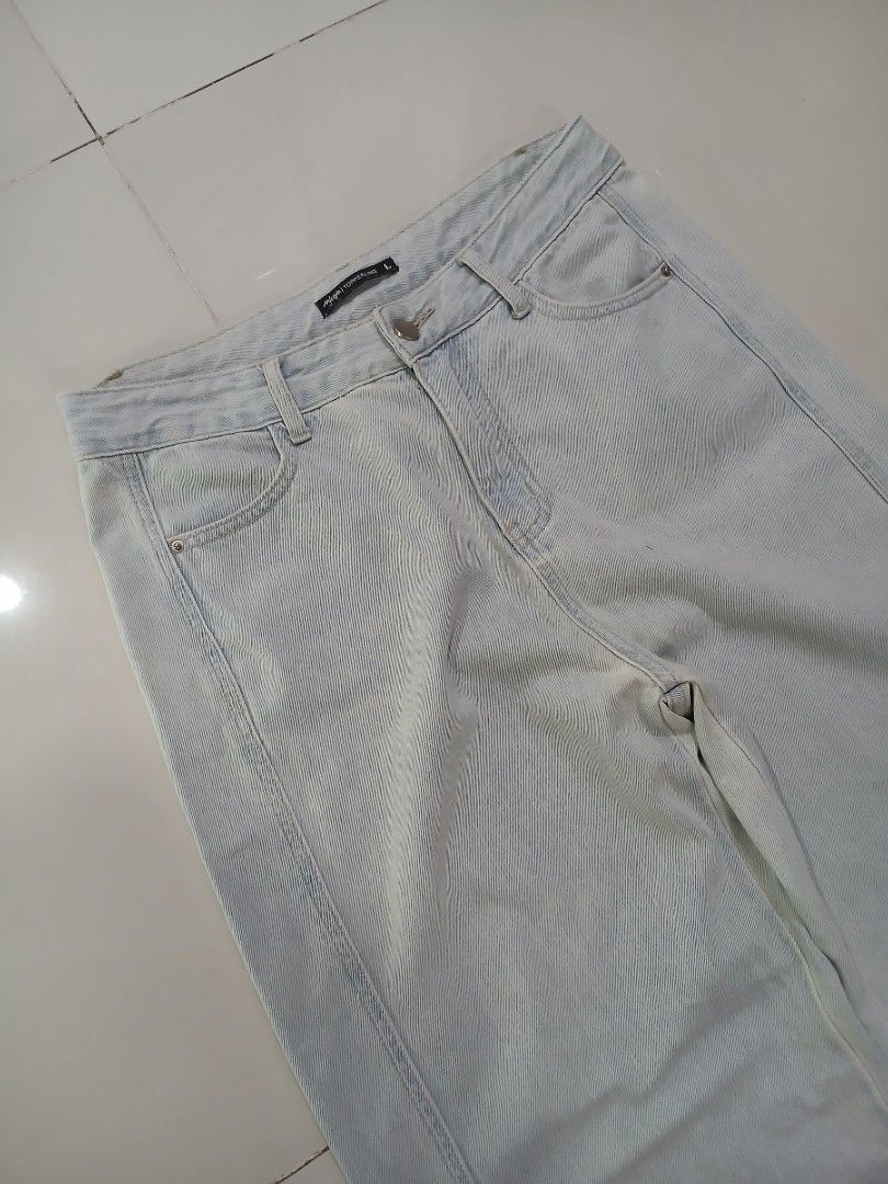 *TOPFEELING LIGHTWASH BAGGY PANTS (Category: Jeans) located in Davao. Submitted by reworn.dvo (Listing ID 1465826174, Image 2). Description: Waist: 32in Thigh: 12.5in Length: 39in Leg opening: 11.5in Condition: 9/10 Issue: minor light bleaches Grab: 500(Automatically yours!)+sf Think before buying! be Responsible! STAY REWORN♻️.