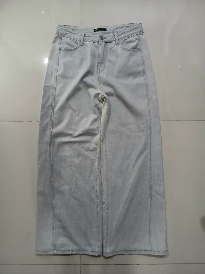 *TOPFEELING LIGHTWASH BAGGY PANTS (Category: Jeans) located in Davao. Submitted by reworn.dvo (Listing ID 1465826174, Image 1). Description: Waist: 32in Thigh: 12.5in Length: 39in Leg opening: 11.5in Condition: 9/10 Issue: minor light bleaches Grab: 500(Automatically yours!)+sf Think before buying! be Responsible! STAY REWORN♻️.