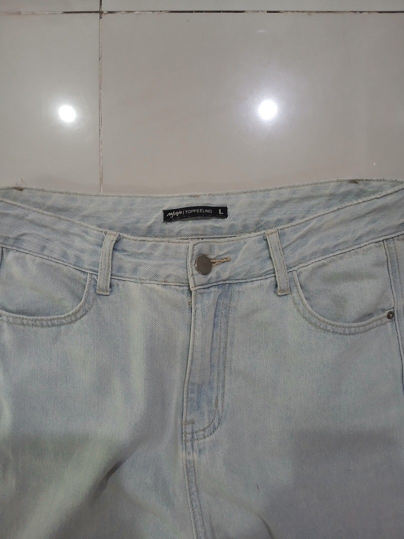 *TOPFEELING LIGHTWASH BAGGY PANTS (Category: Jeans) located in Davao. Submitted by reworn.dvo (Listing ID 1465826174, Image 3). Description: Waist: 32in Thigh: 12.5in Length: 39in Leg opening: 11.5in Condition: 9/10 Issue: minor light bleaches Grab: 500(Automatically yours!)+sf Think before buying! be Responsible! STAY REWORN♻️.