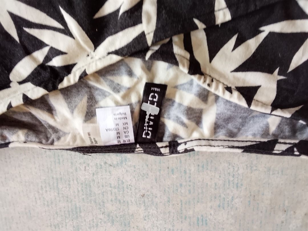 Tops US H&M Divided (Category: Others Tops) located in Los Banos. Submitted by mania-62906 (Listing ID 1465785680, Image 2). Description: Authentic. US Medium. Lightly used very good condition. Or FREE for a total purchase of 200 php..
