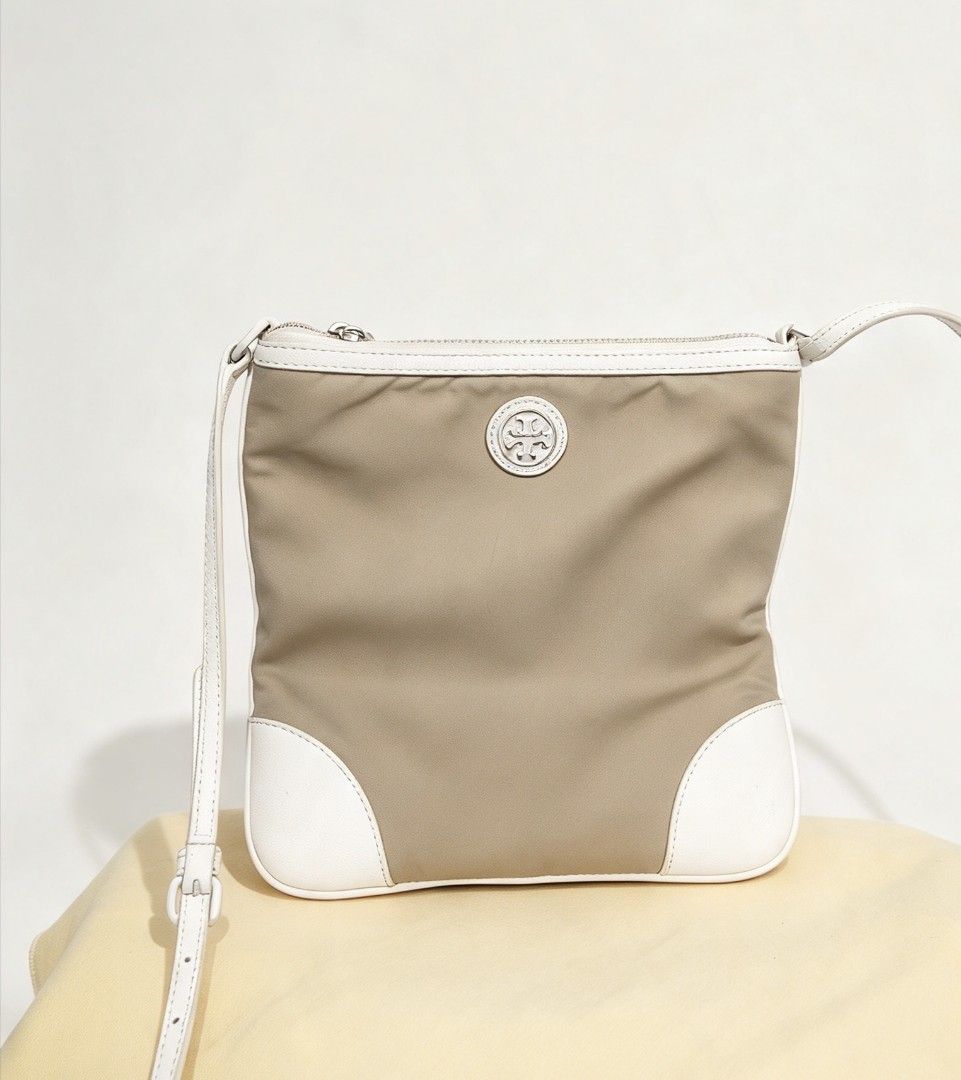 Tory burch (Category: Luxury Bags & Wallets) located in Iloilo. Submitted by khonz (Listing ID 1465761529, Image 1). Description: no flaw.