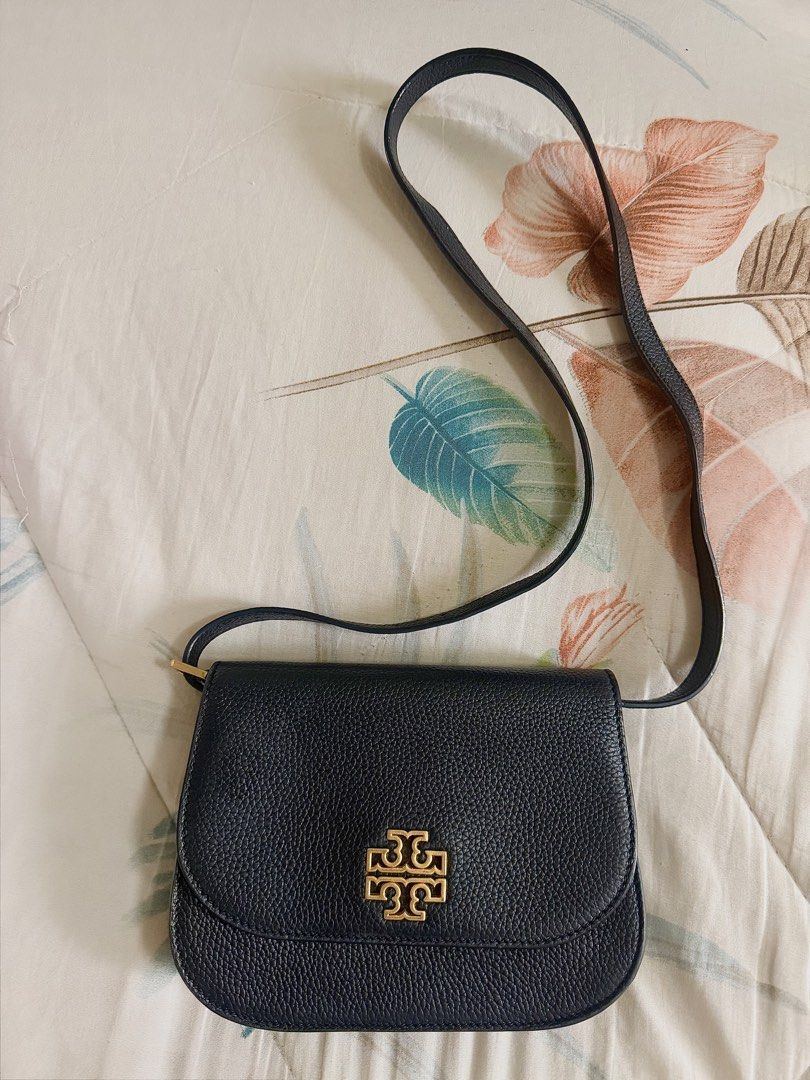 Tory Burch bag (Category: Luxury Bags & Wallets) located in Pateros City. Submitted by nightingayle29 (Listing ID 1465769431, Image 1). Description: Black pebble leather crossbody bag from Tory Burch. Gold hardware with the iconic logo on the front flap. Magnetic closure keeps things secure. Inside has a main compartment plus a slip pocket, with gold embossed branding near the top edge. Adjustable shoulder strap attached. Back has a slip pocket t