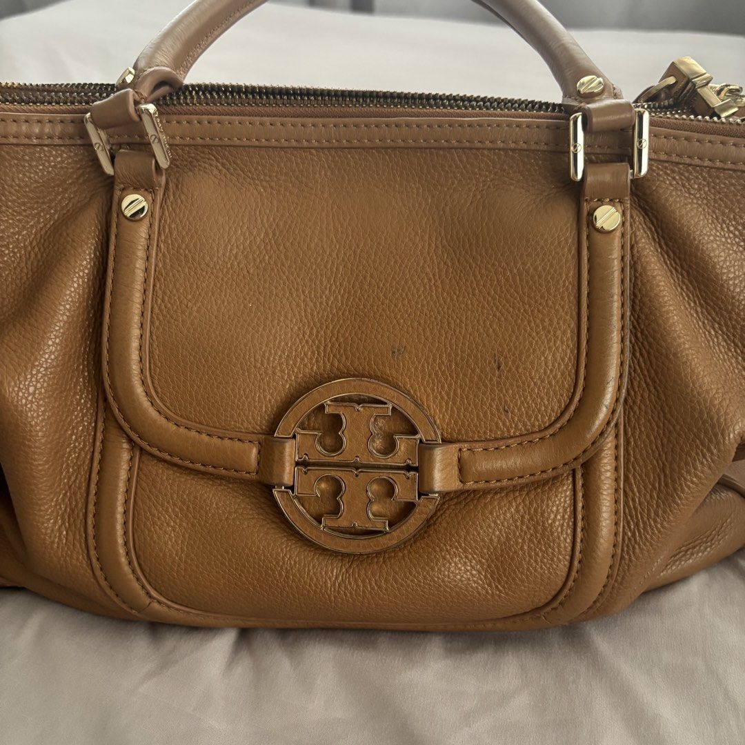 tory burch brown leather bag (Category: Shoulder Bags) located in Cebu City. Submitted by jjanix (Listing ID 1465811812, Image 2). Description: - has signs of usage .