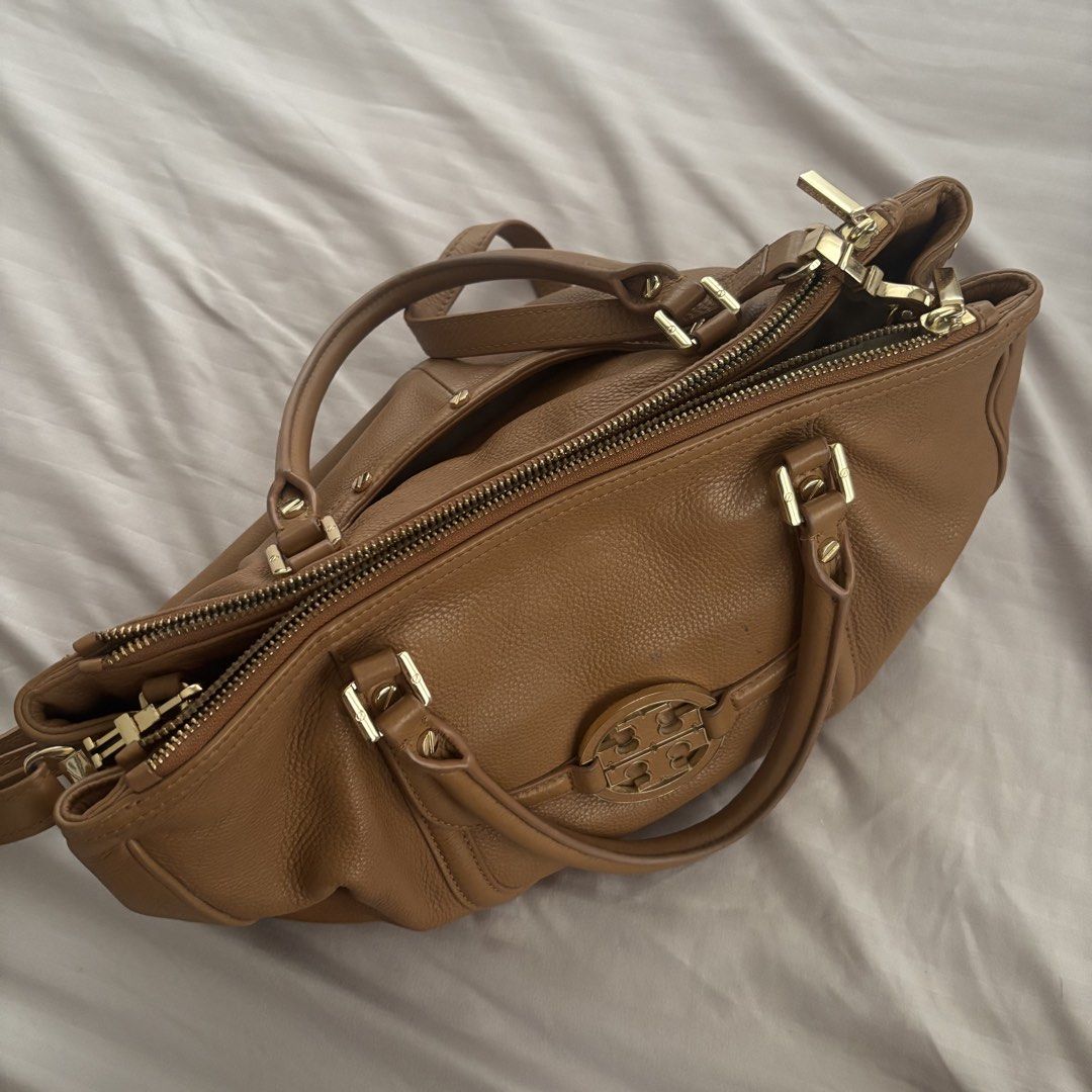 tory burch brown leather bag (Category: Shoulder Bags) located in Cebu City. Submitted by jjanix (Listing ID 1465811812, Image 3). Description: - has signs of usage .