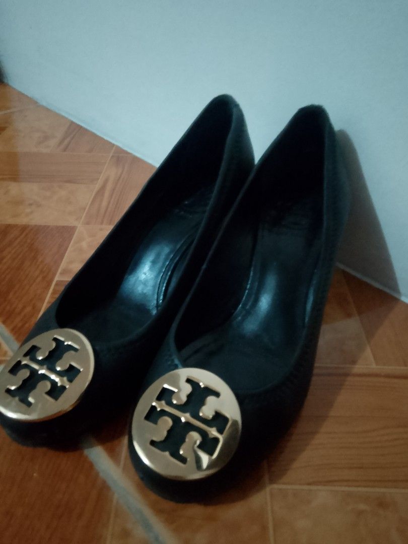 tory burch heeled shoes (Category: Sneakers & Footwear) located in La Carlota. Submitted by finders.keeperz.inc.2 (Listing ID 1465893953, Image 2). Description: this is an original tory burch piece my sister owned. sadly can't fit me n up for grabs. negotiable but at a reasonable price..